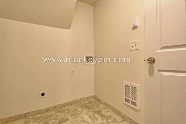 Building Photo - 3 Bed 1.5 Bath  Unit on Grand Blvd in Vanc...