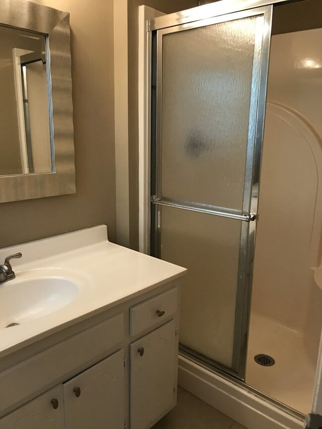 Building Photo - 3 bed 2 bath home for rent