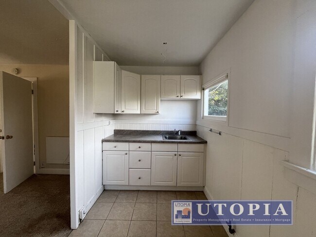 Building Photo - 204 Hollister Ave