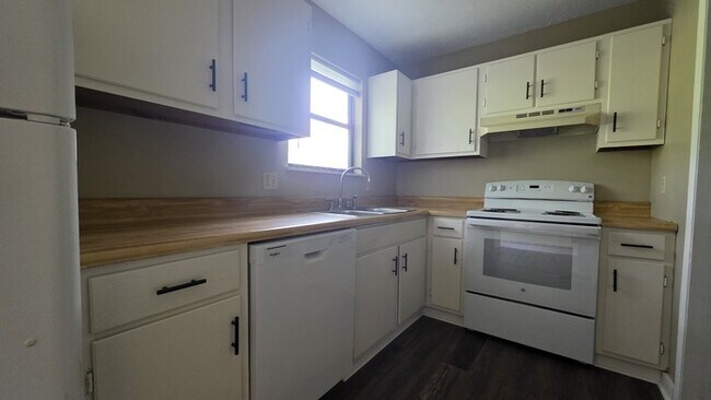 Building Photo - Townhouse in Smoketree Apartments