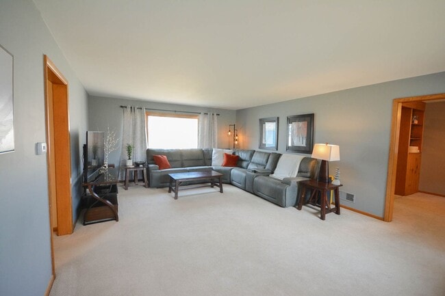 Building Photo - Spacious ranch style home in amazing Lowertown location!