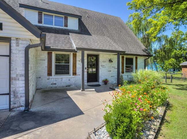 Building Photo - Beautiful 4 bedroom home. Country space, modern updates.