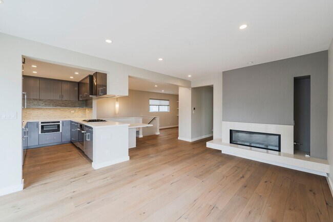 Building Photo - 420 28th St