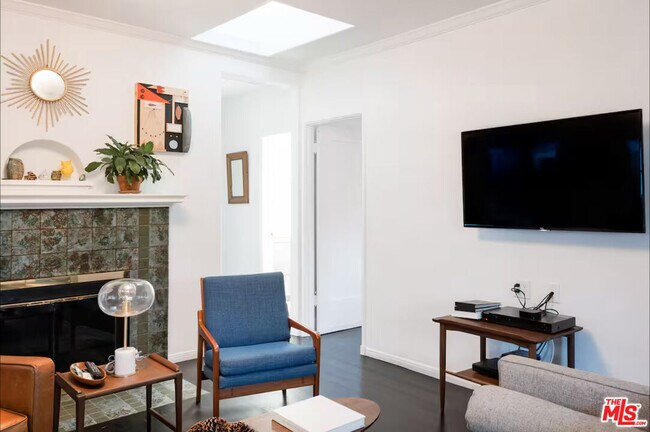 Building Photo - 829 Superba Ave