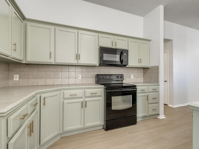 Building Photo - Updated Home + North Edmond + 4 Bedrooms