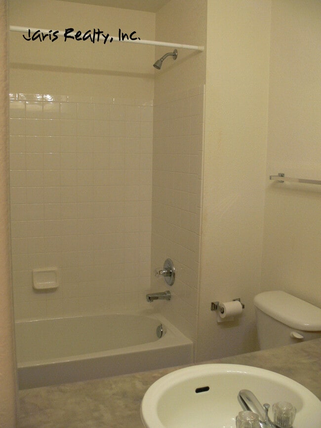 Building Photo - Fabulous Dual-Suite Red Hawk Town-home w/G...