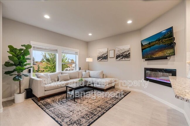 Building Photo - 16349 SE Sunshower Pl