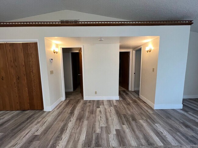 Building Photo - 2 Bed 2 Bath Home