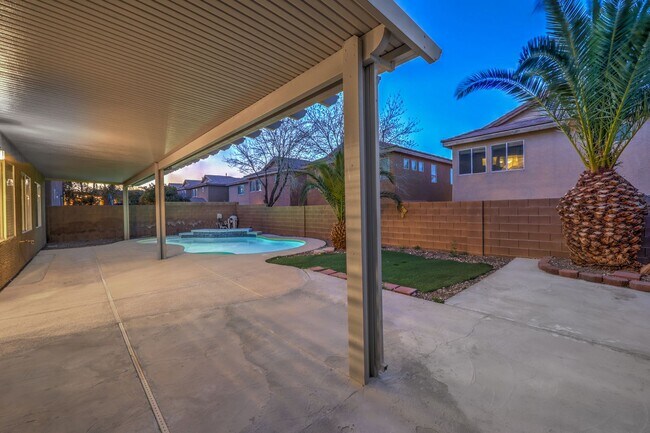 Building Photo - Gorgeous 6Bed/5Bath/4Car, 2-Story Home located in the Mountains Edge