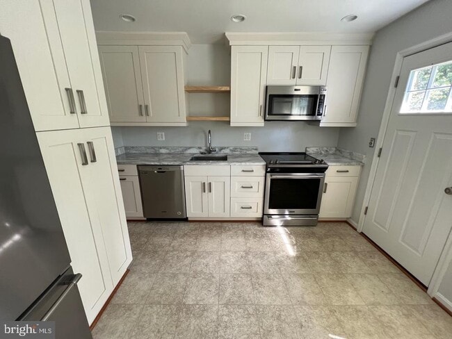 Building Photo - 6407 Kenhowe Dr