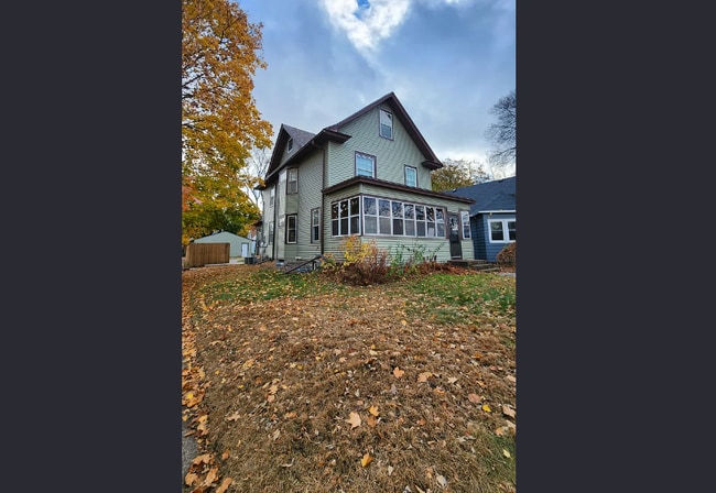 Building Photo - 1822 Roblyn Ave