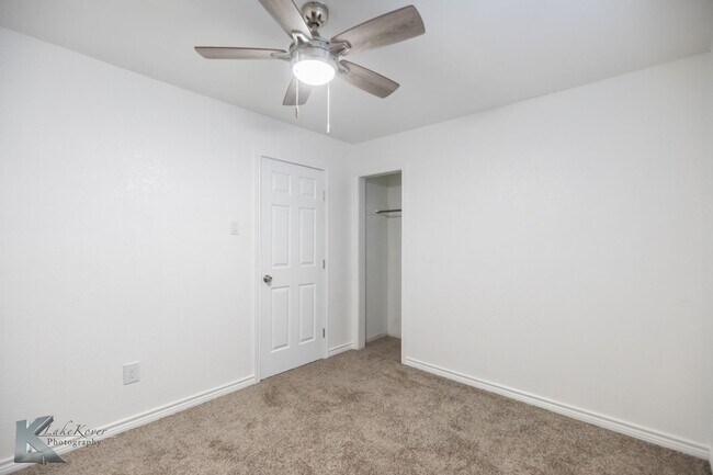Building Photo - 3 bed, 1.5 bath, XL living room, XL garage...