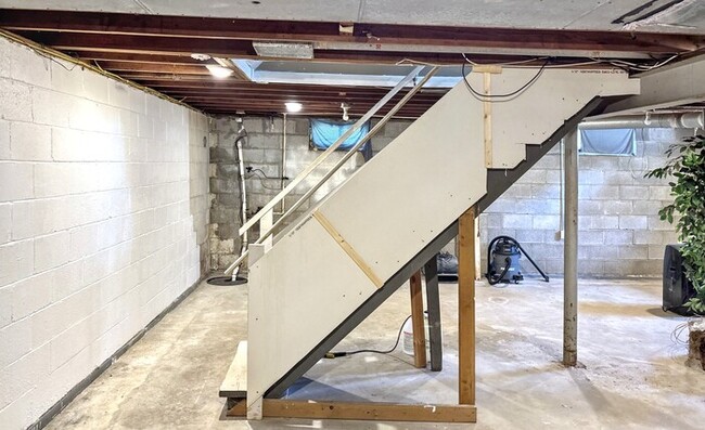 Building Photo - 312 Robinwood Ave