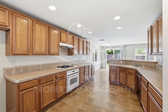 Building Photo - 3 Bedroom 2 Bathroom Plumas Lake, Move in Ready