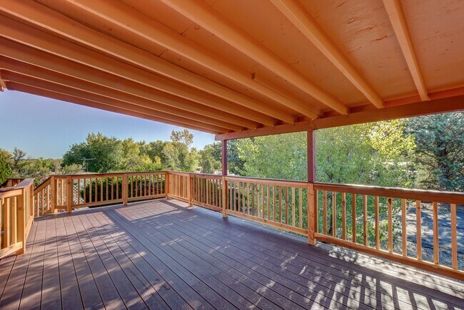 Building Photo - Spacious 2 Bedroom Home Near Willow Lake!