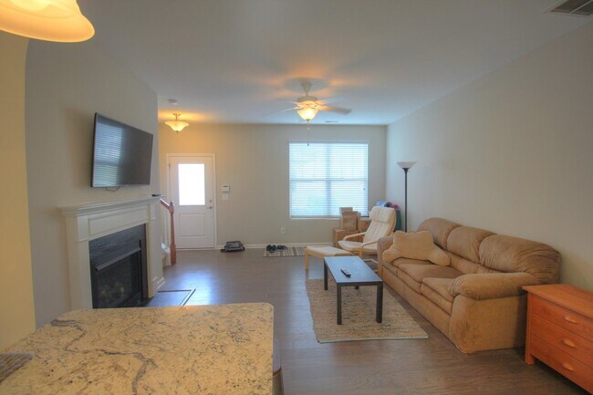 Building Photo - Lovely 3 Bedroom Townhome Minutes to Duke ...