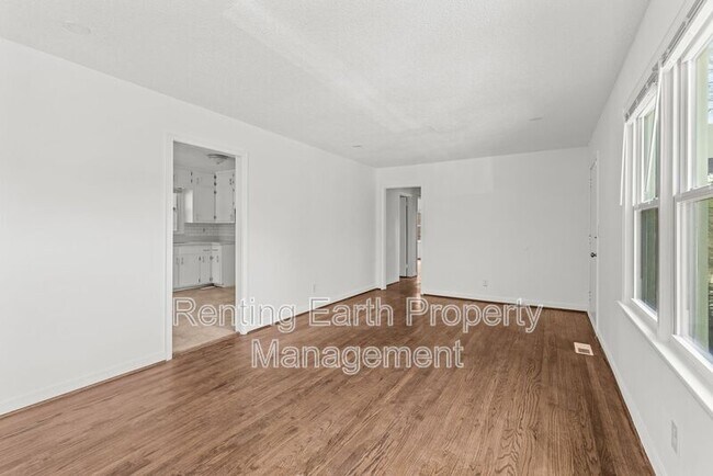 Building Photo - 1333 5th Pl NW