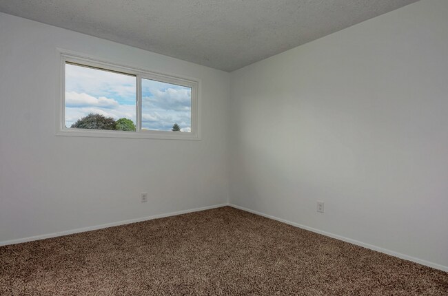 Building Photo - Lake Shore 3 Bedroom- Single Level!