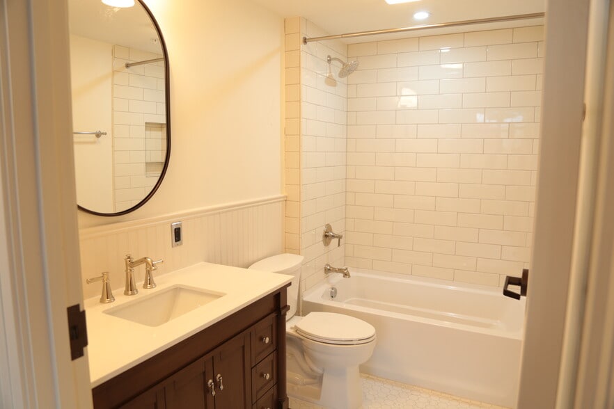 Building Photo - 121 Michigan Ave W