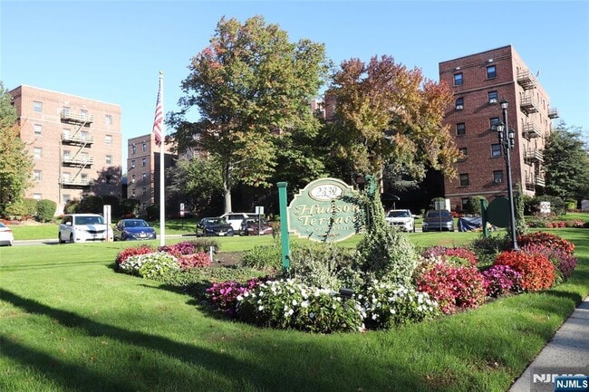 Primary Photo - 2335 Hudson Terrace