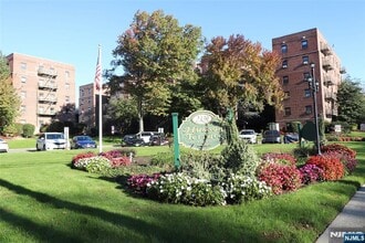 Building Photo - 2335 Hudson Terrace