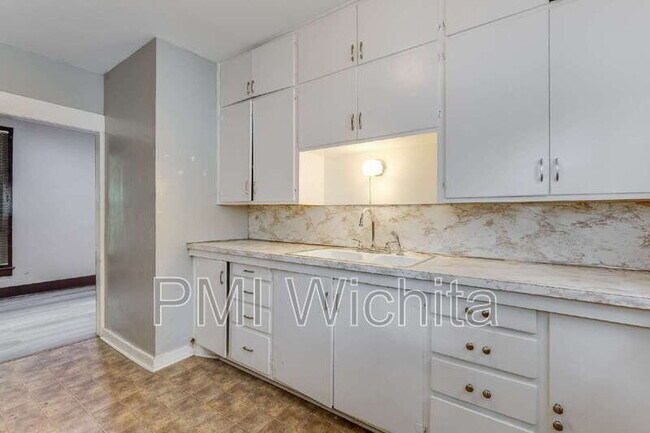 Building Photo - 514 S Fern St