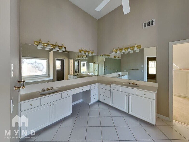 Building Photo - 12515 Magnolia Cir