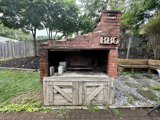 Building Photo - 2739 Woodley Pl