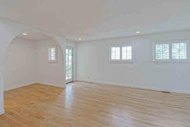 Building Photo - 333 11th St