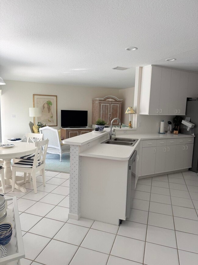 Building Photo - 17275 Ventana Dr