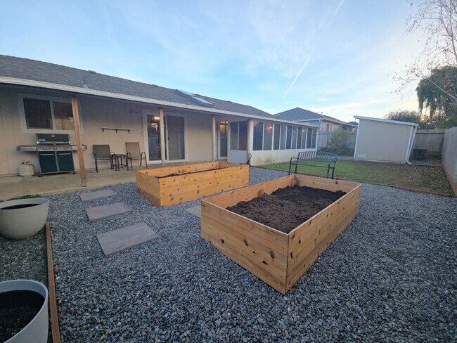 Building Photo - Pet friendly! 3DB/2BA Fortuna home on quiet road!