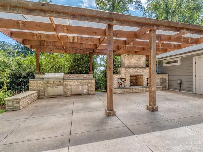 Building Photo - Amazing, Sprawling Ranch in Cotswold!