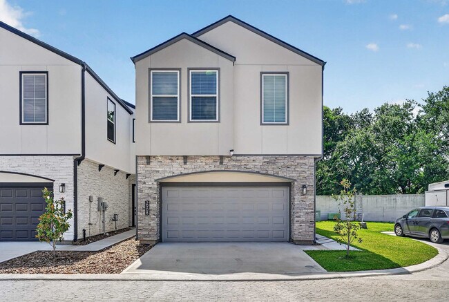 Building Photo - 2908 El Fenice Ln