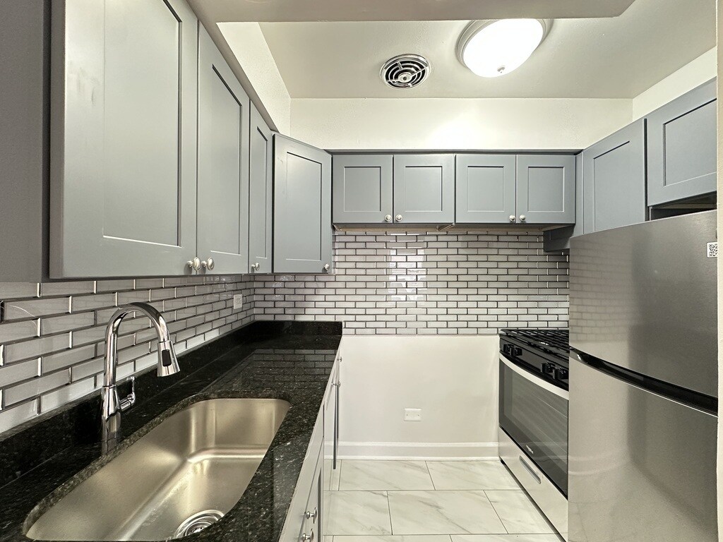 Building Photo - 6830 N Sheridan Rd