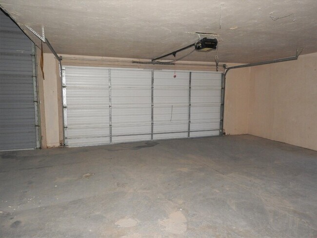 Building Photo - 2220 W Bell Vista Ave