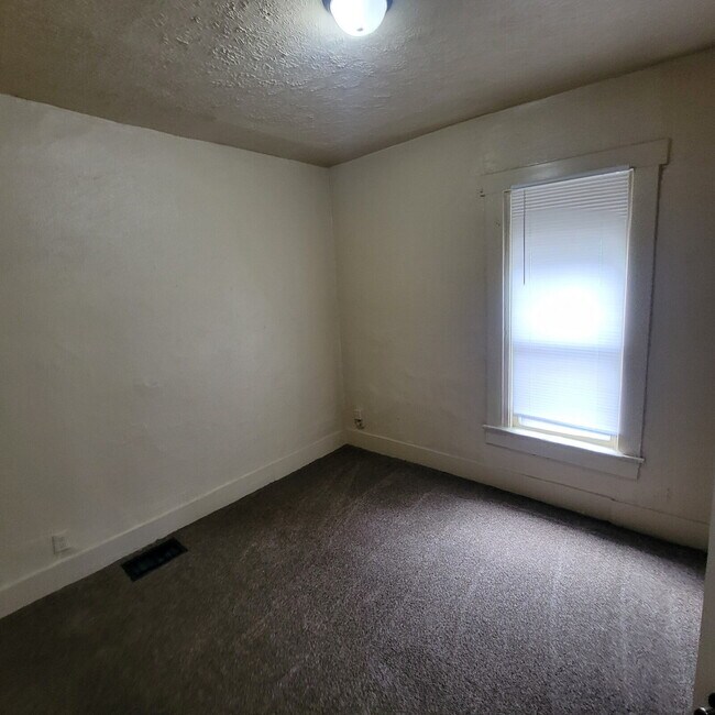 Building Photo - Near Eastside 3BR House!