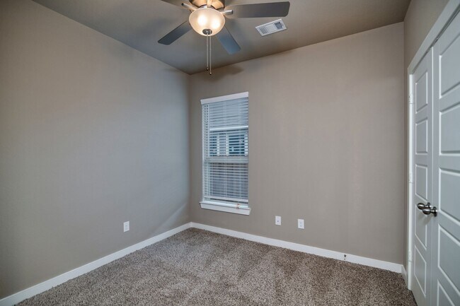 Building Photo - GORGEOUS 3 BEDROOM DUPLEX LOCATED IN MIDLO...