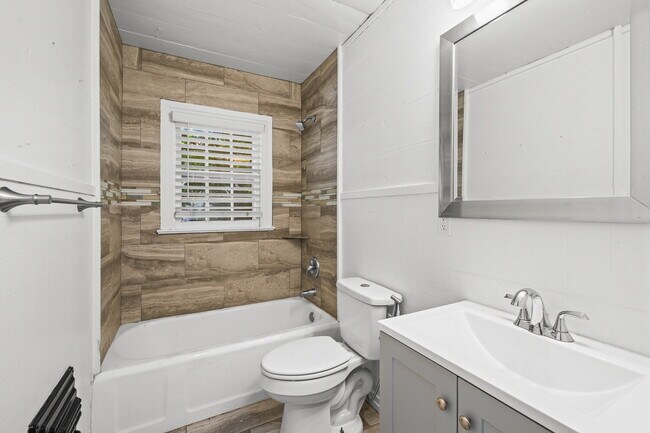Building Photo - Vintage Home w/ Modern Updates, Minutes fr...