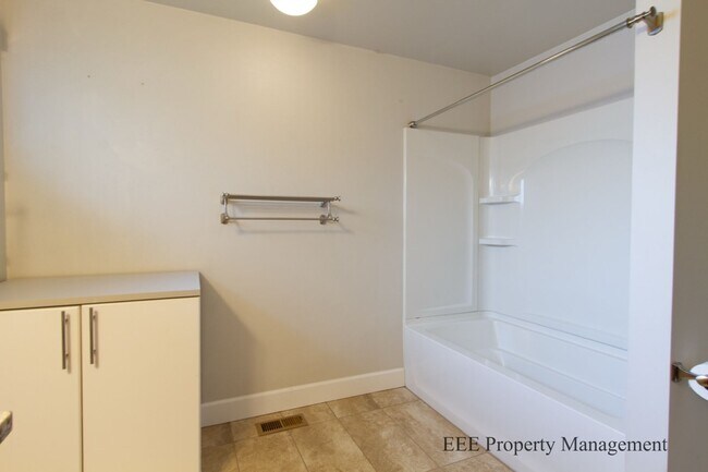 Building Photo - Bellevue Home in Phanton lake Area