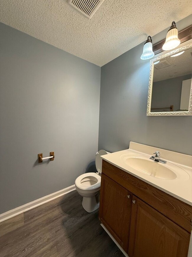 Building Photo - Nice 2 bedroom,  1.5 bath townhouse