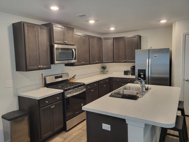 Building Photo - "Spacious Fully Furnished 4-Bedroom Townhouse in Summerville with 3 Full Baths – Your Perfect Fam...