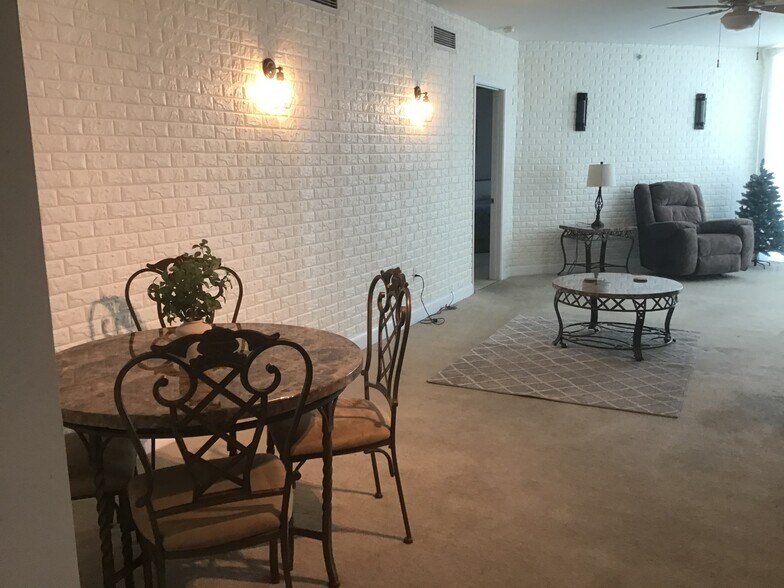 Building Photo - 231 Riverside Dr