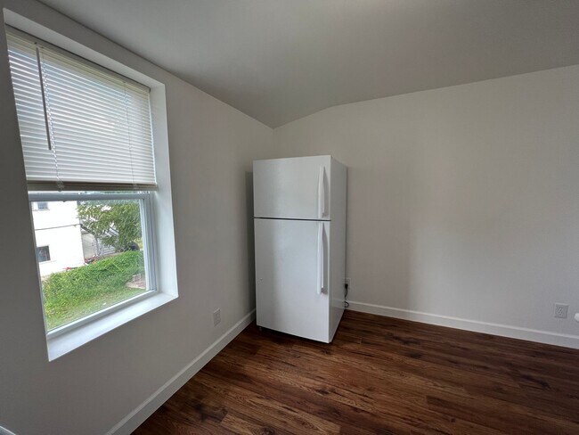 Building Photo - Large newly remodeled one bedroom one bath apartment for lease now. Apply Today!