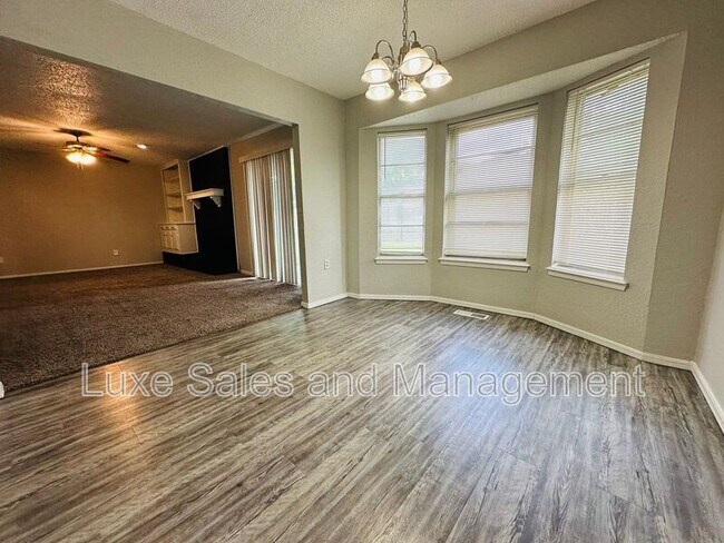 Building Photo - 11701 N Lee Ave