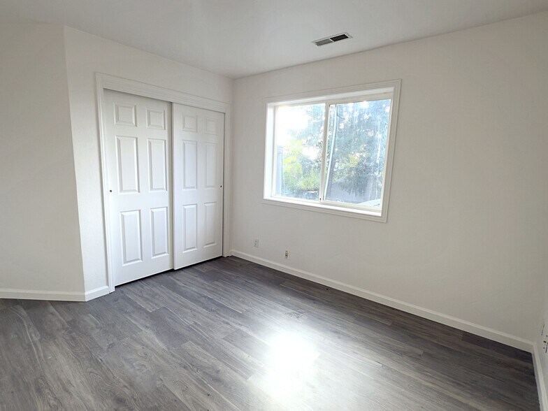 Building Photo - 6731 SE Fern Ave