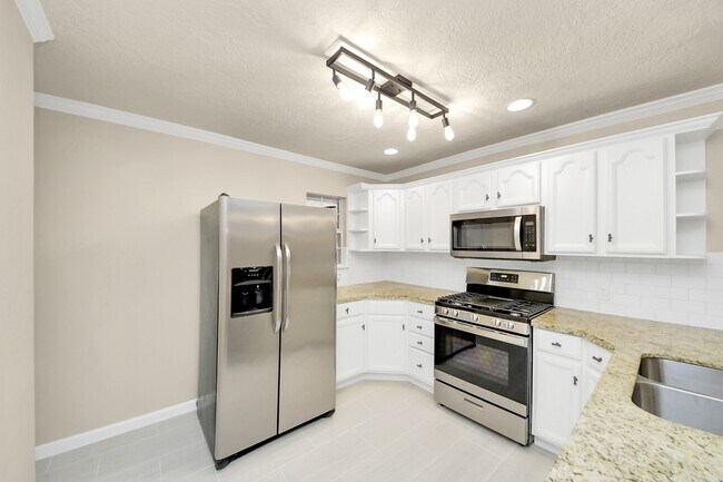 Building Photo - 2215 Gardenia Dr