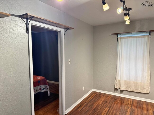 Building Photo - 405 Vaughn St