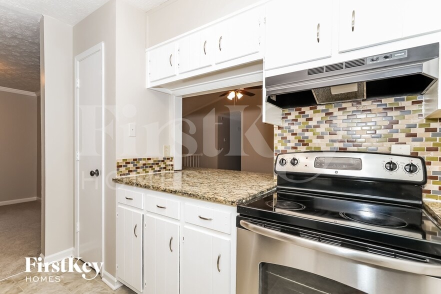 Building Photo - 1745 Tree Line Rd