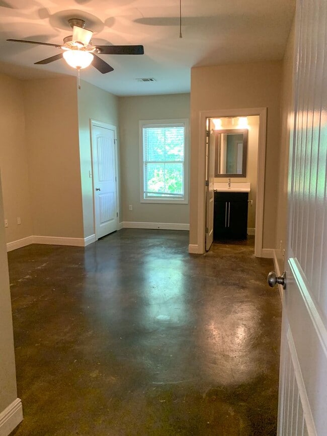Building Photo - 1420 A-B Cloverdale