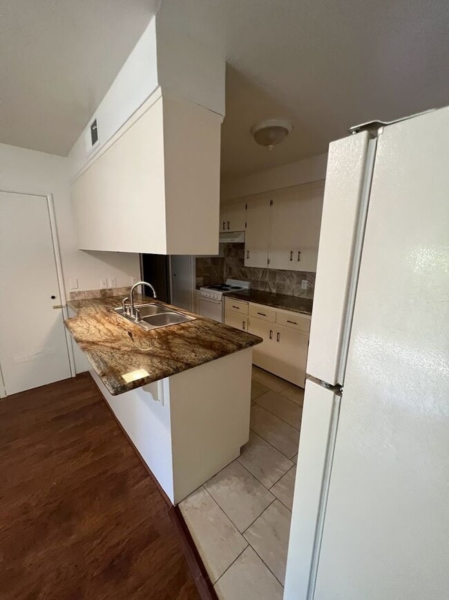 Building Photo - Charming Apartment with Solar